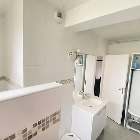 Bright 2-bedroom